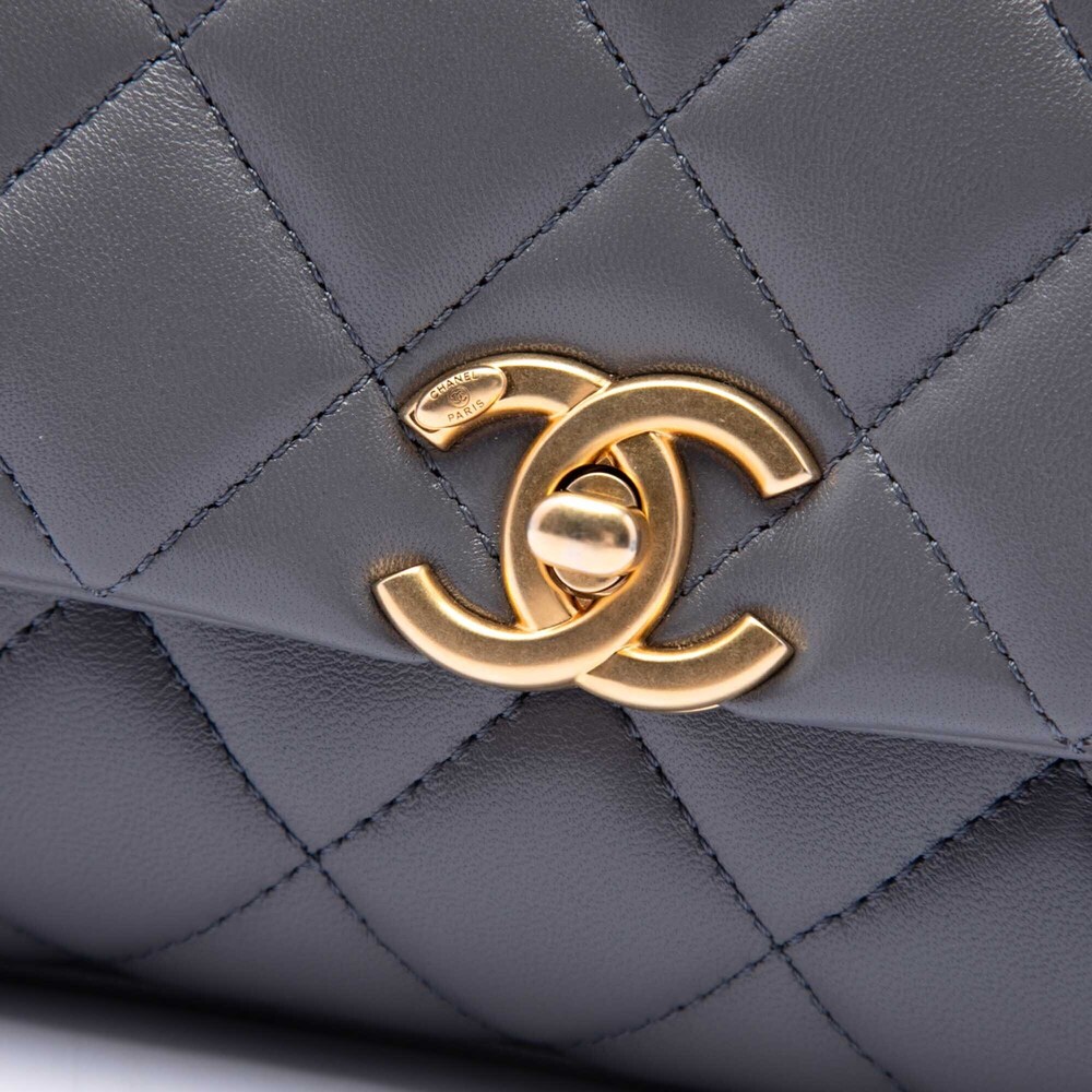 Pre-Loved Chanel Paris Manchester Small Quilted Lambskin Faux Pearl Flap - Picture 5 of 6